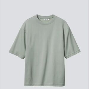 Uniqlo Men's Sage Green Short Sleeve Tee